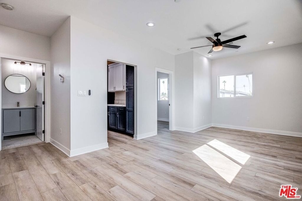 624 W 83rd Street - Photo 7