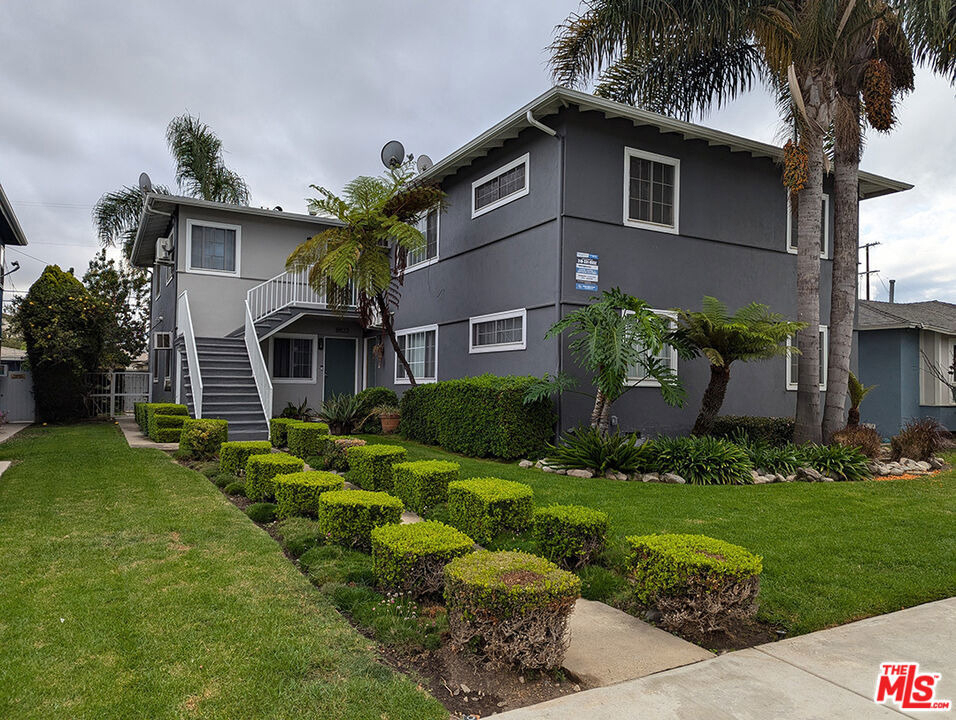 8818 Ramsgate Avenue - Photo 0