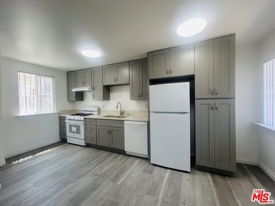 740 N Hill Place - Photo 0