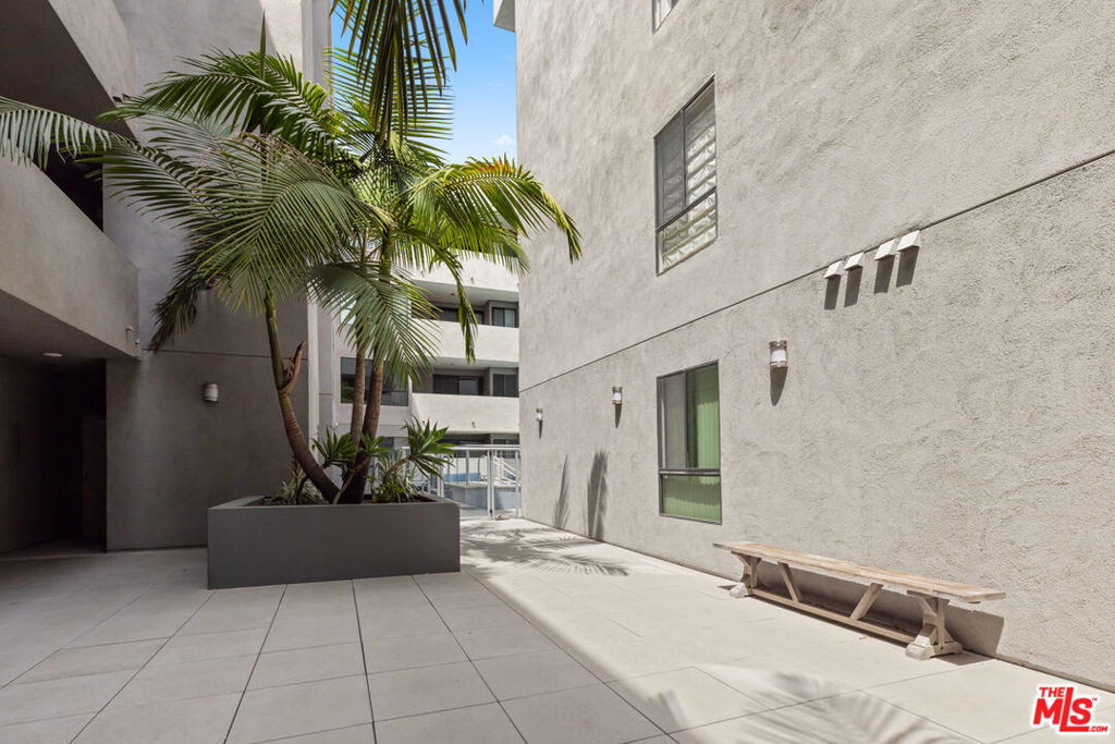 12115 San Vicente Boulevard - Photo 11