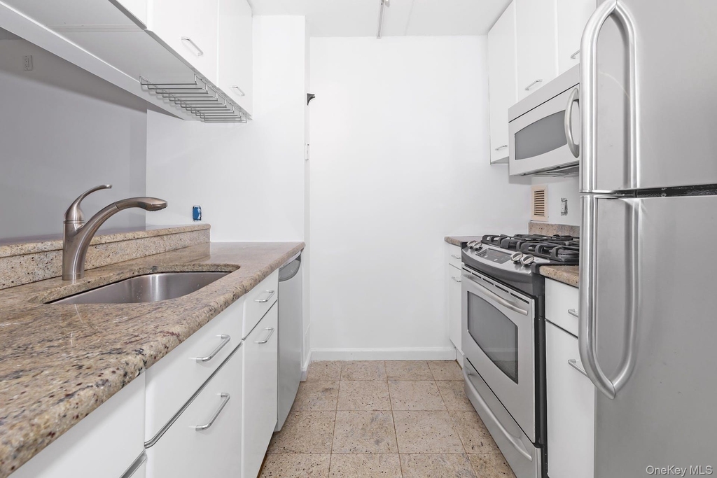 4 Martine Avenue - Photo 7