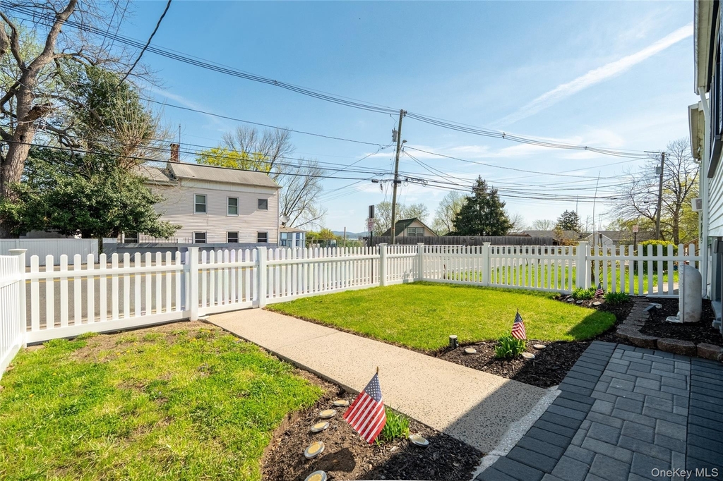 109 Broadway - Photo 3