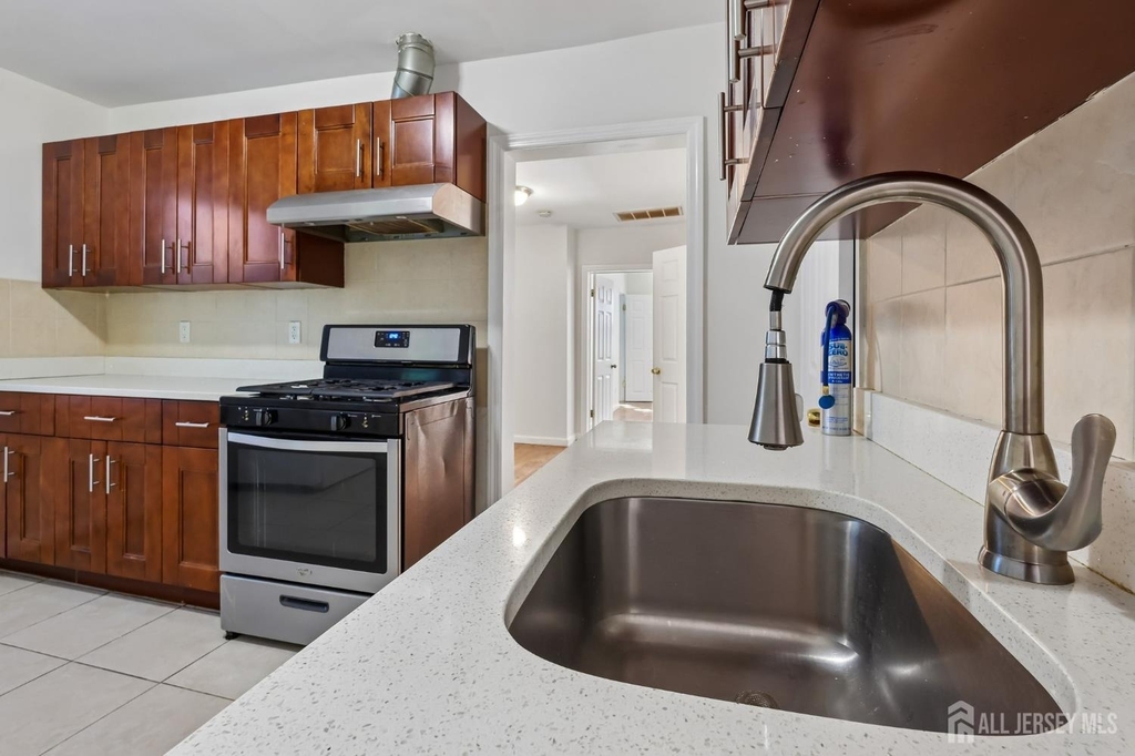 660 Charles Street - Photo 14