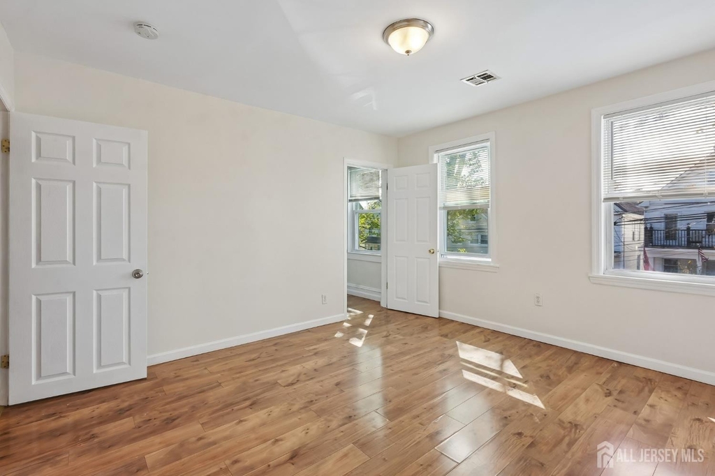 660 Charles Street - Photo 10