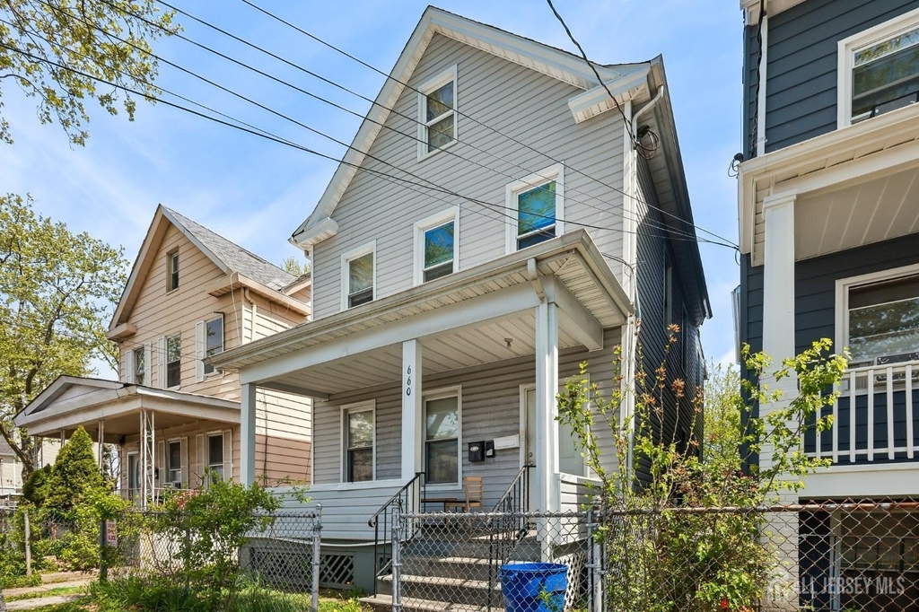 660 Charles Street - Photo 3