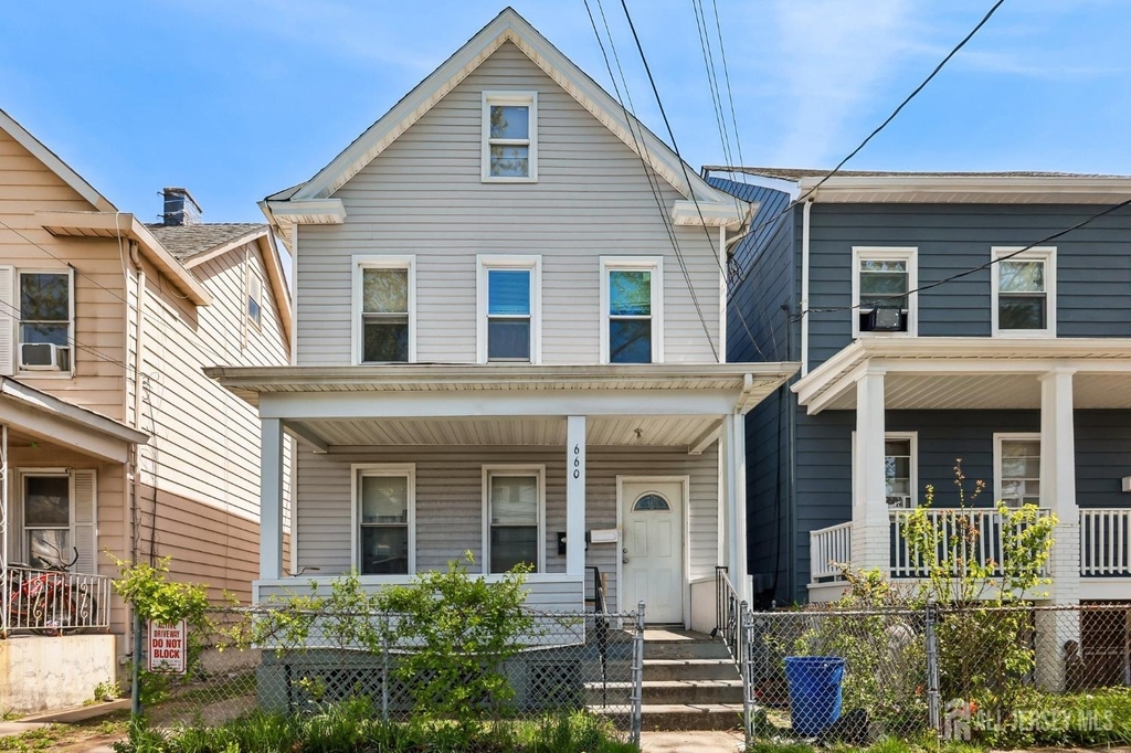660 Charles Street - Photo 2