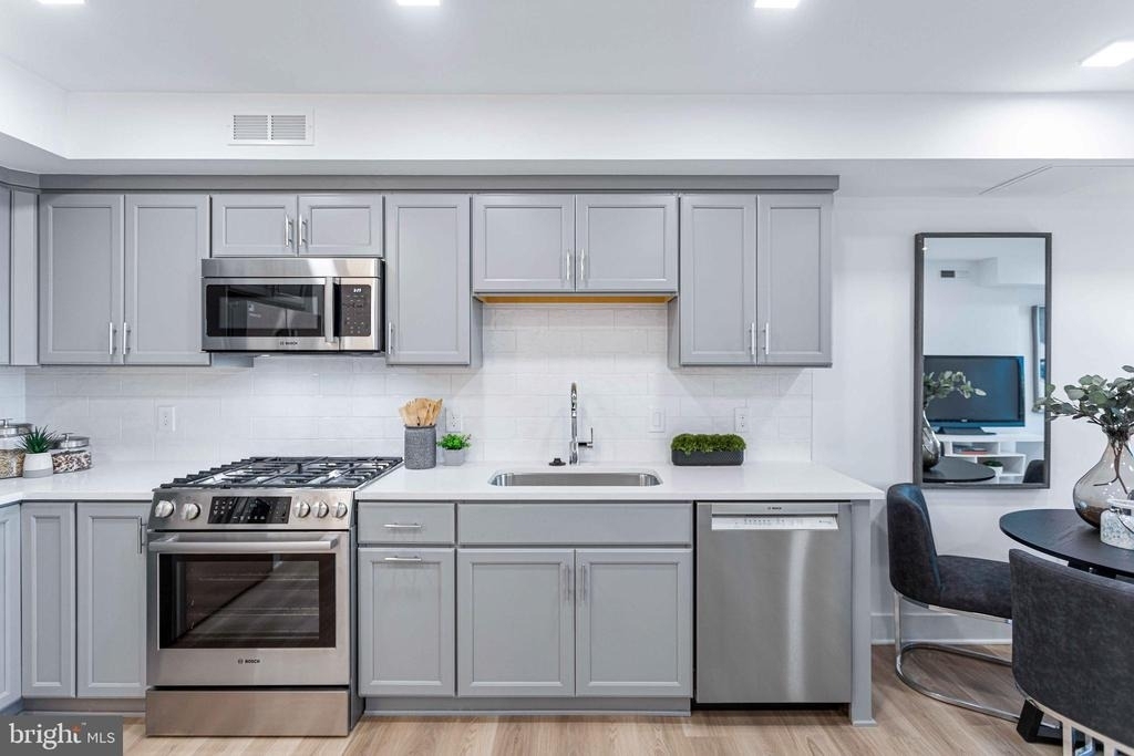 701 N Henry Street - Photo 13