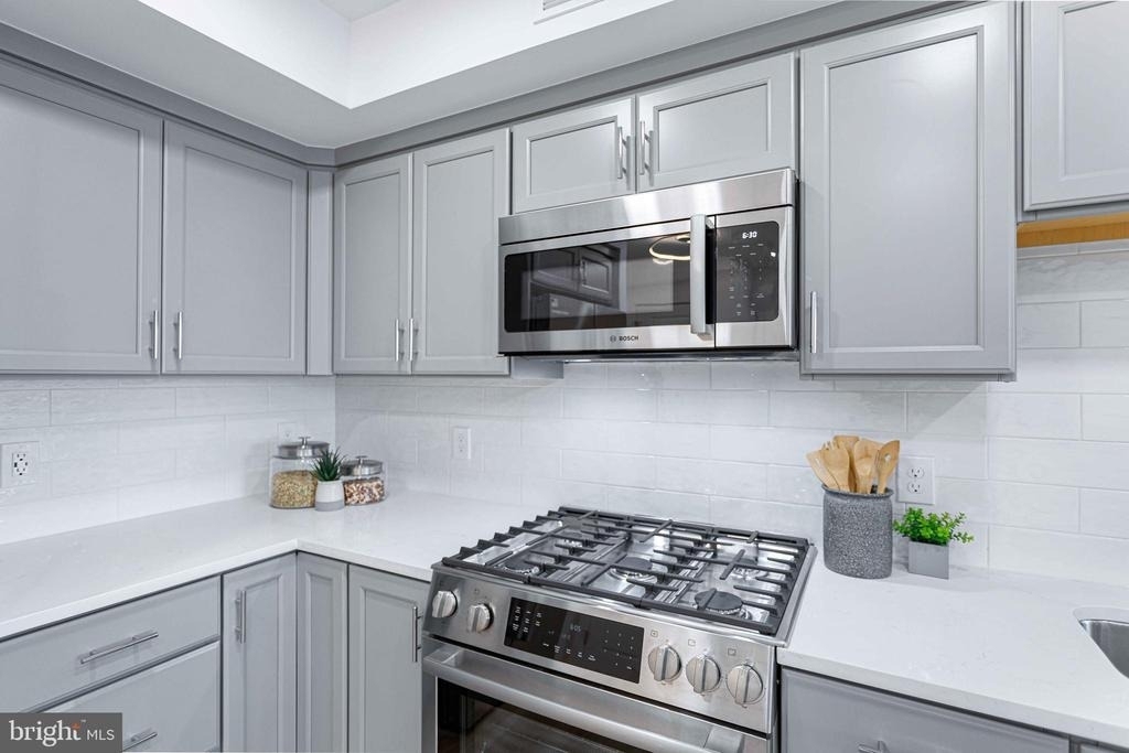 701 N Henry Street - Photo 12