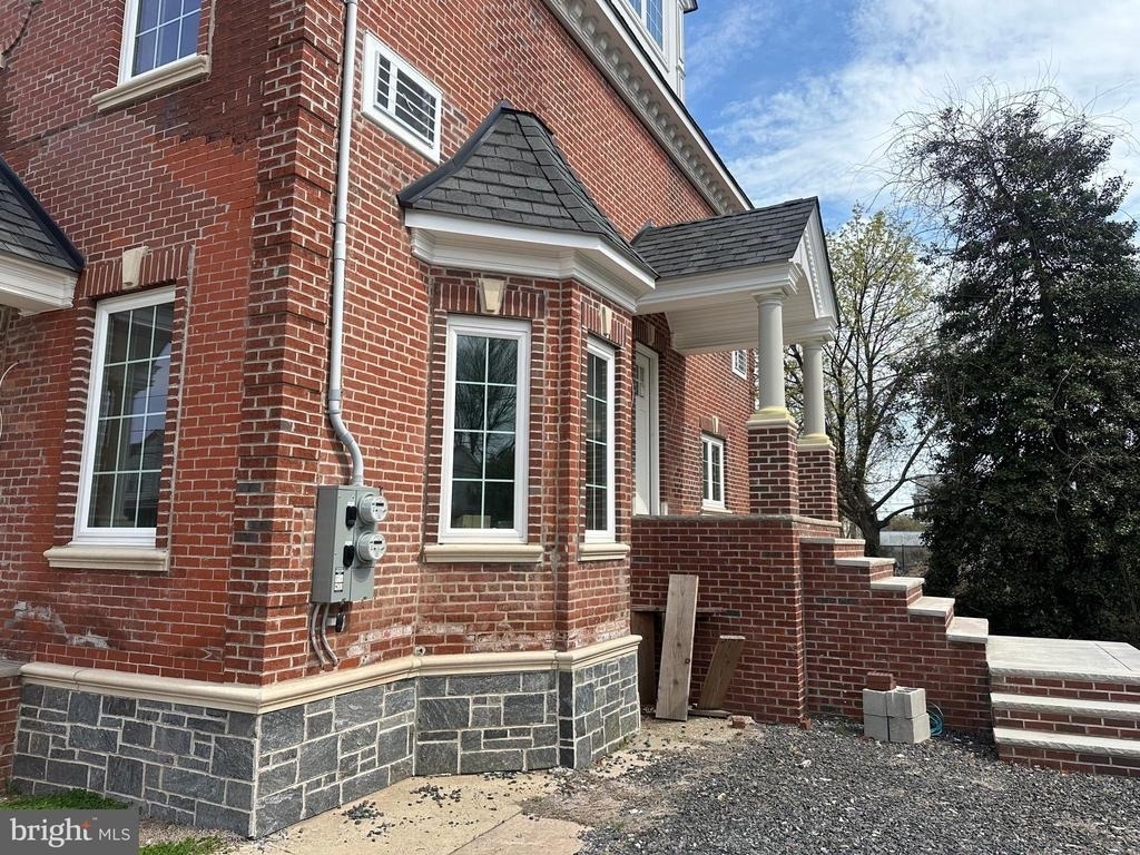 340 Connecticut Avenue - Photo 2