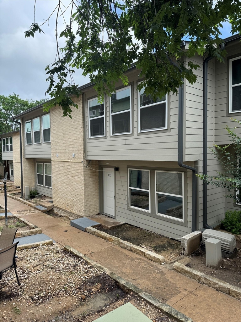 2124 Burton Dr - Photo 0