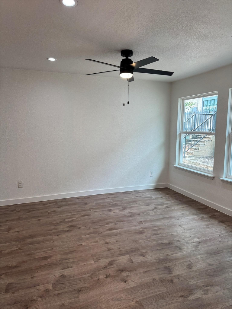 2124 Burton Dr - Photo 5