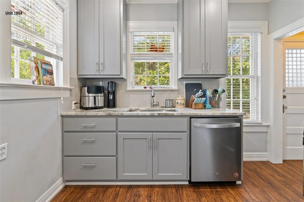 1804 Pearl St - Photo 2