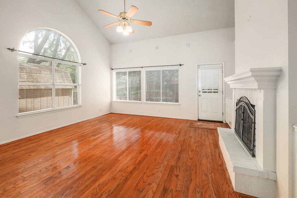 9401 Caracas Dr - Photo 2