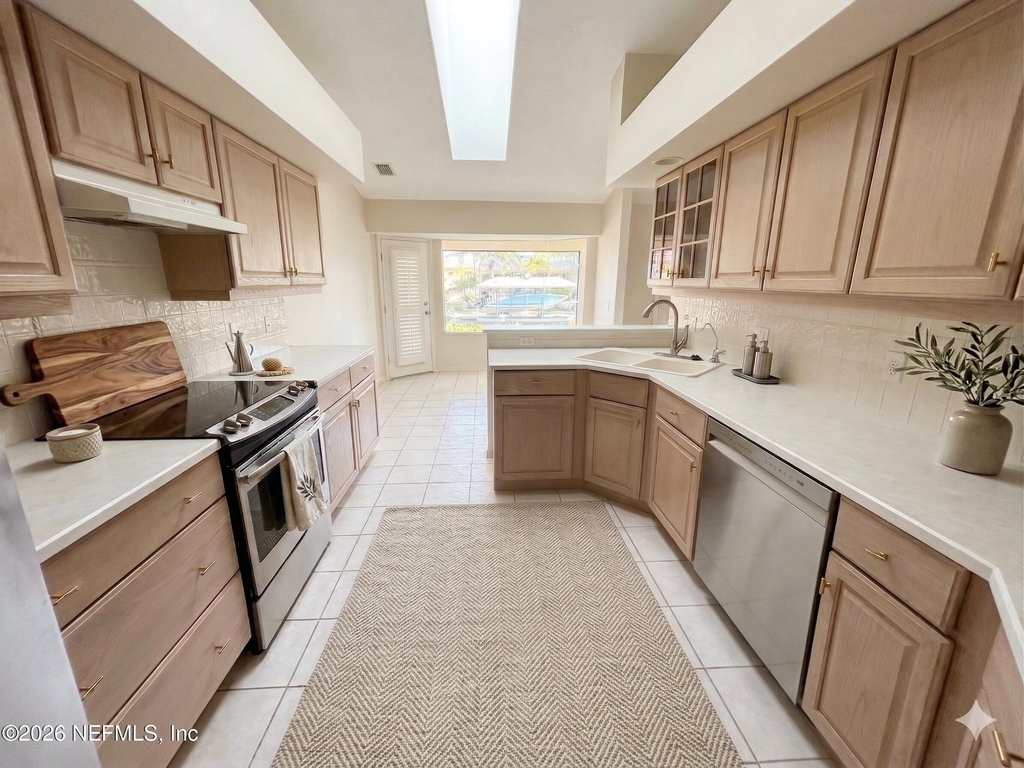 20 Clarendon Court N - Photo 5