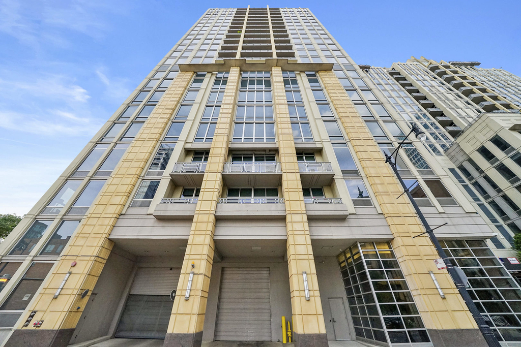700 N Larrabee Street - Photo 0