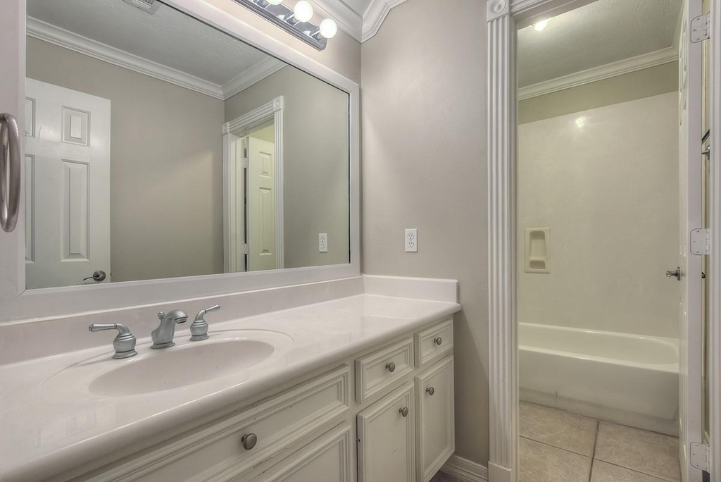 10819 Lake Windcrest - Photo 32