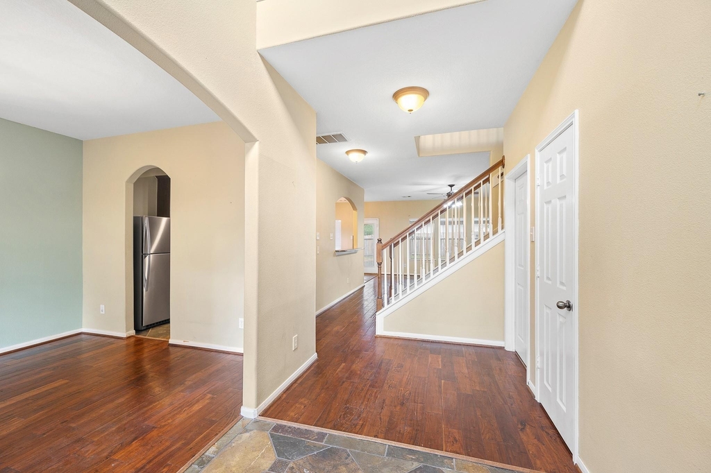 10003 Lynette Falls Drive - Photo 9