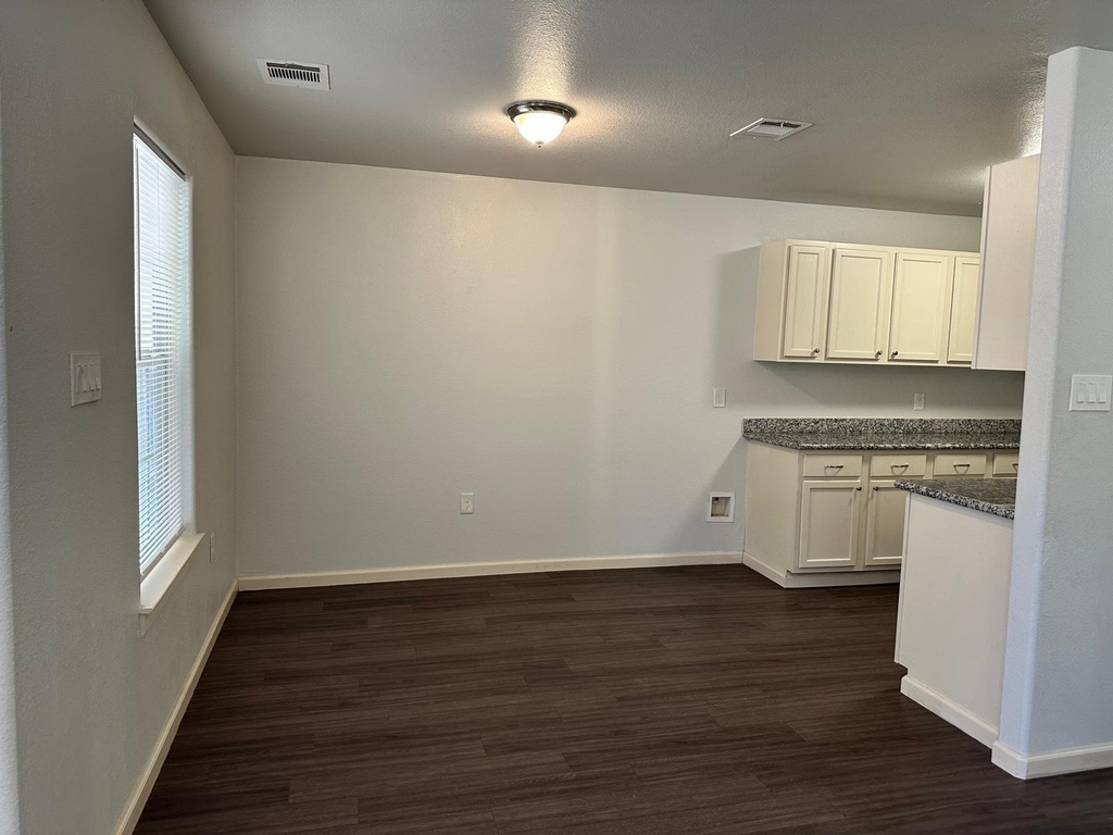 628 Luke Street - Photo 5