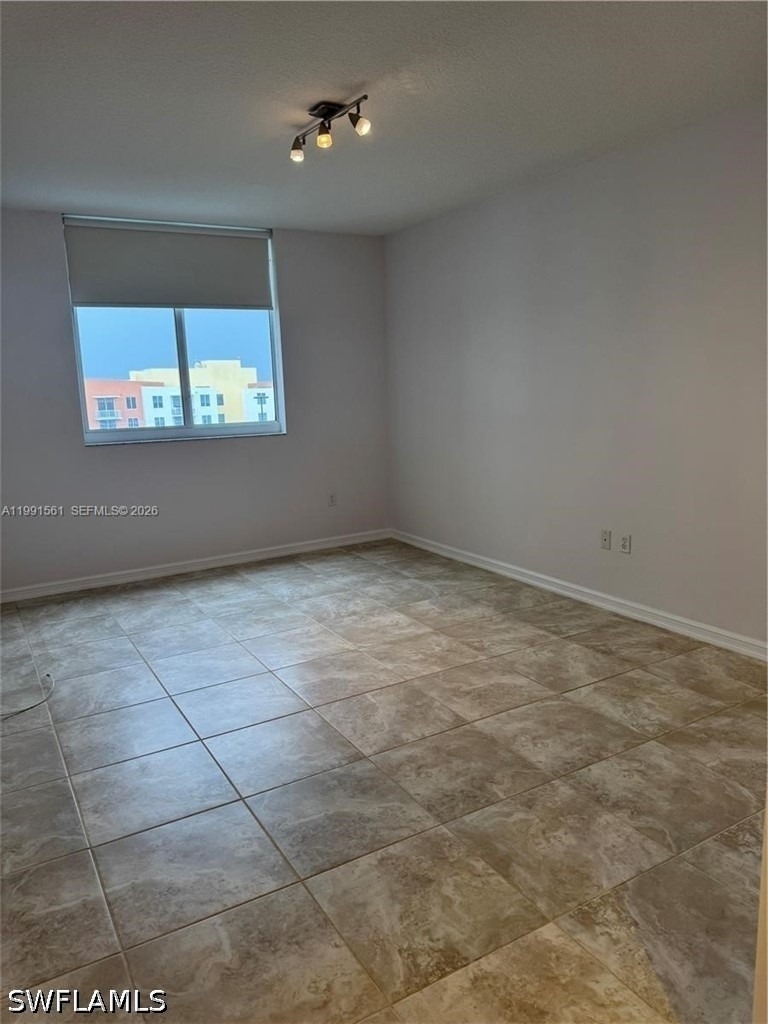 18800 Ne 29 Avenue - Photo 4