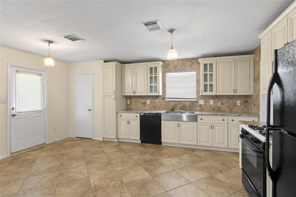 5815 Clerkenwell Drive - Photo 7