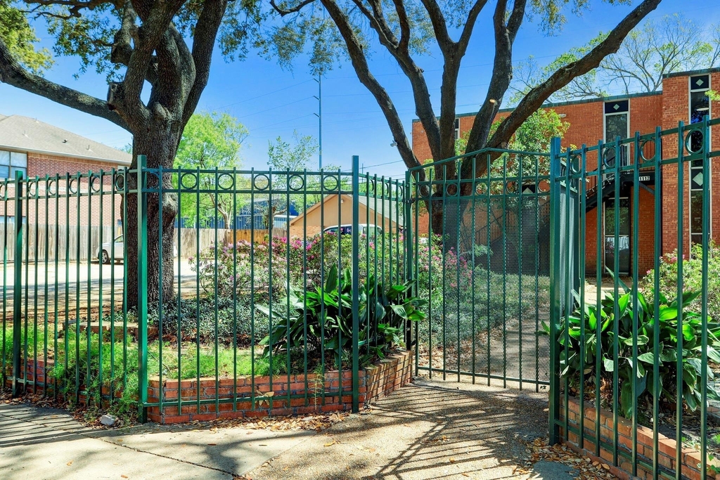 1112 Lawrence - Photo 1