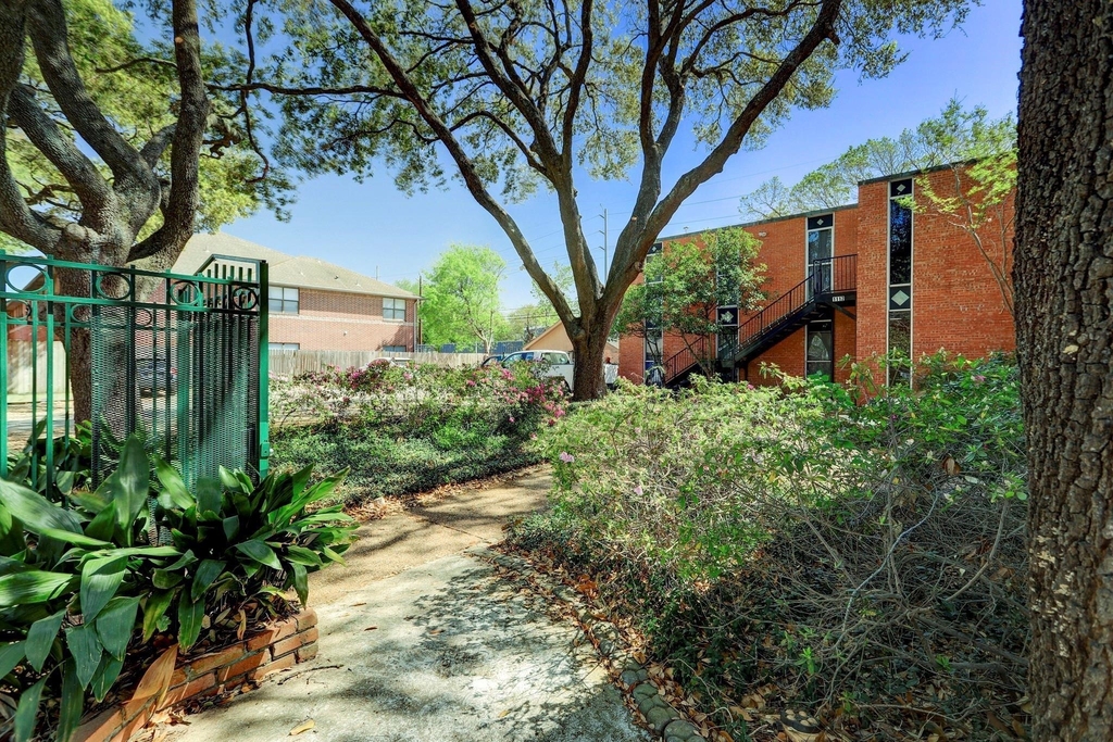 1112 Lawrence - Photo 2