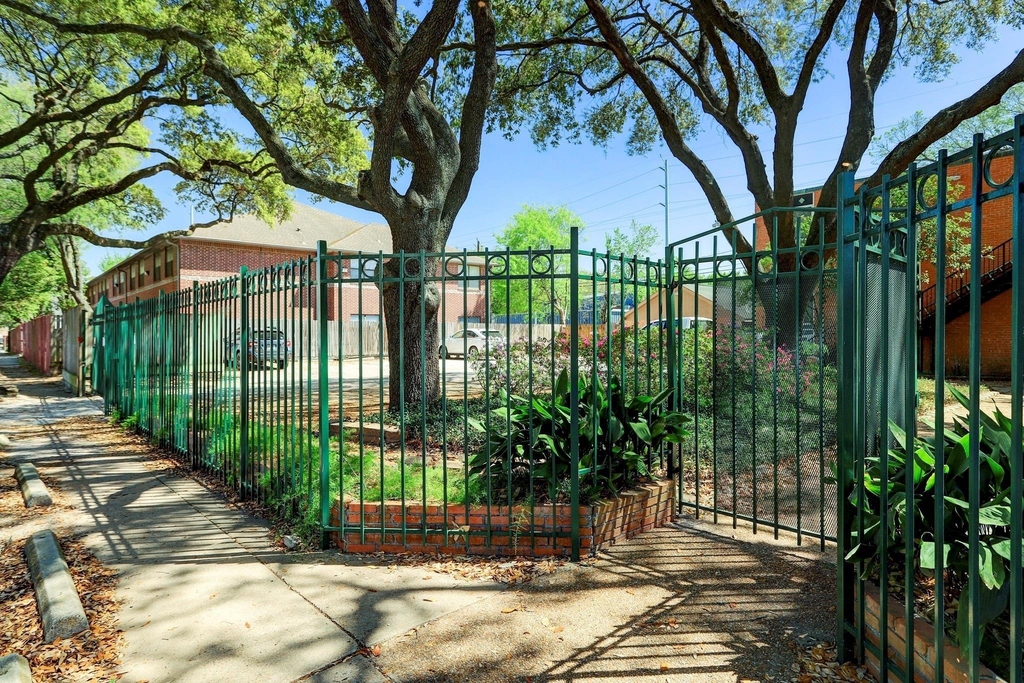 1112 Lawrence - Photo 3