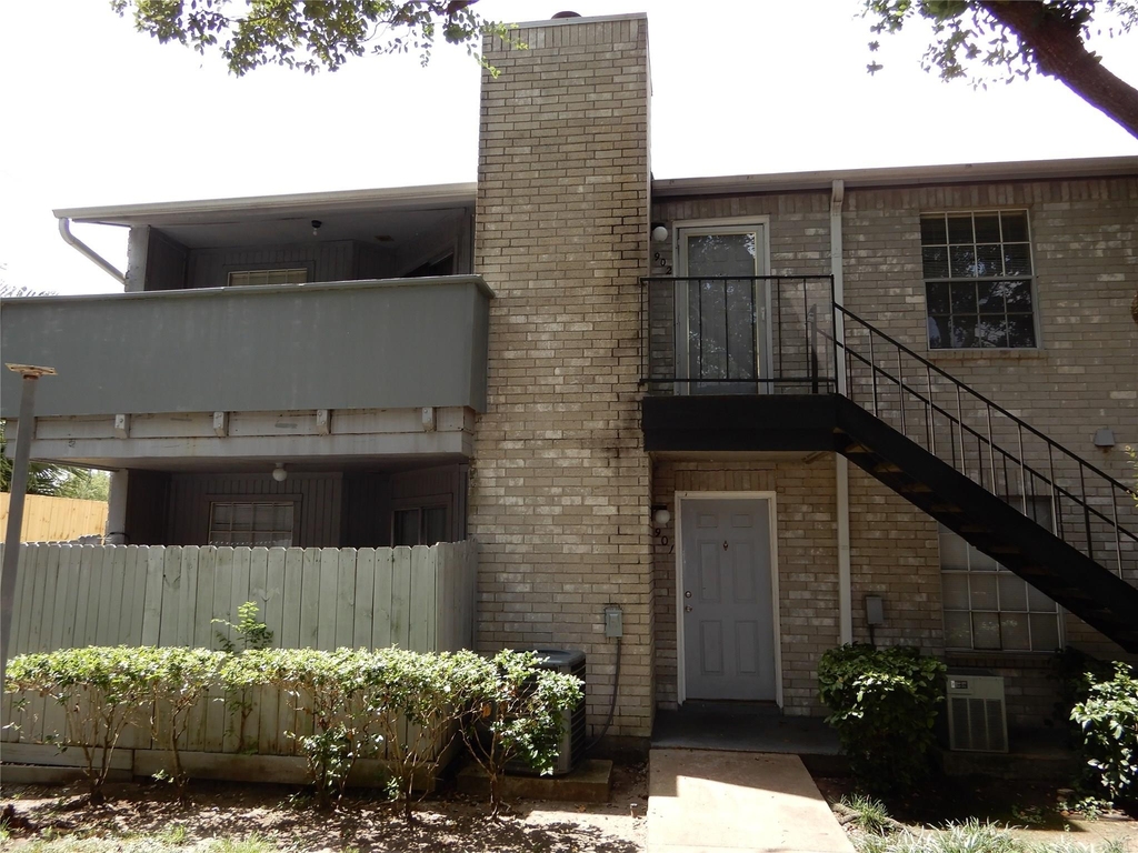 9797 Leawood Boulevard - Photo 0