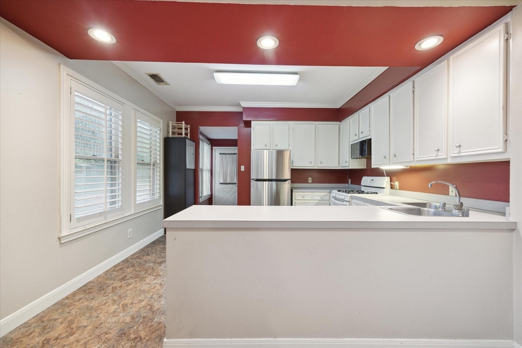 321 W 13th Street - Photo 2