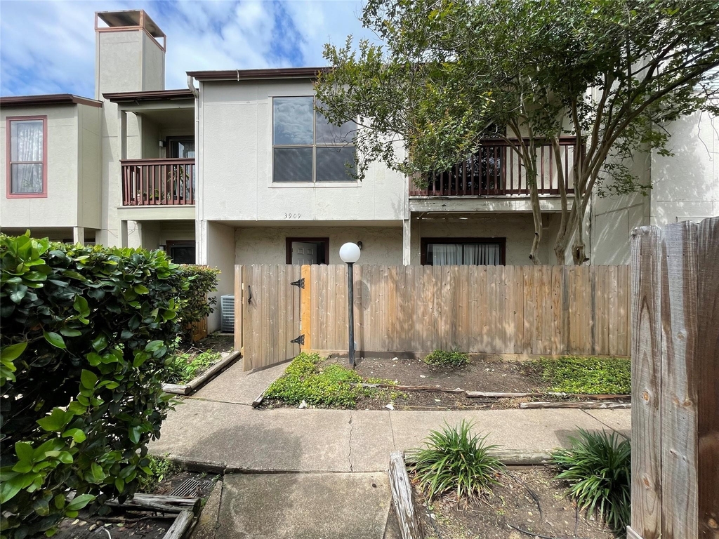 3909 Tanglewilde Street - Photo 2