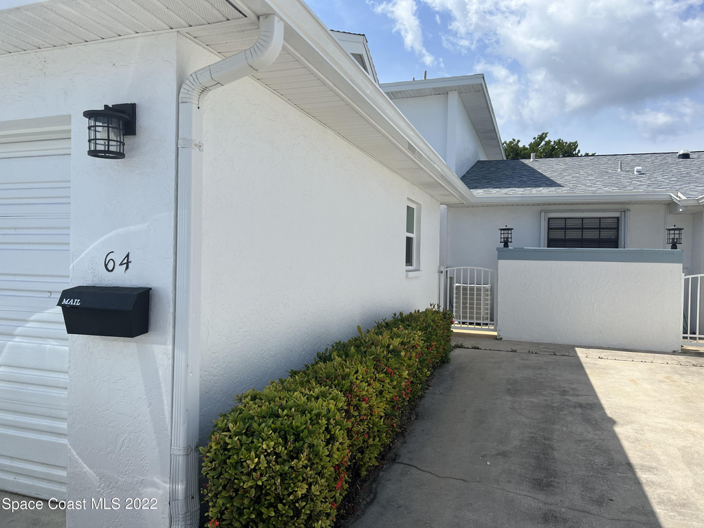335 Paradise Boulevard - Photo 0