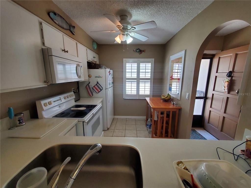 1400 Arrowhead Circle W - Photo 2
