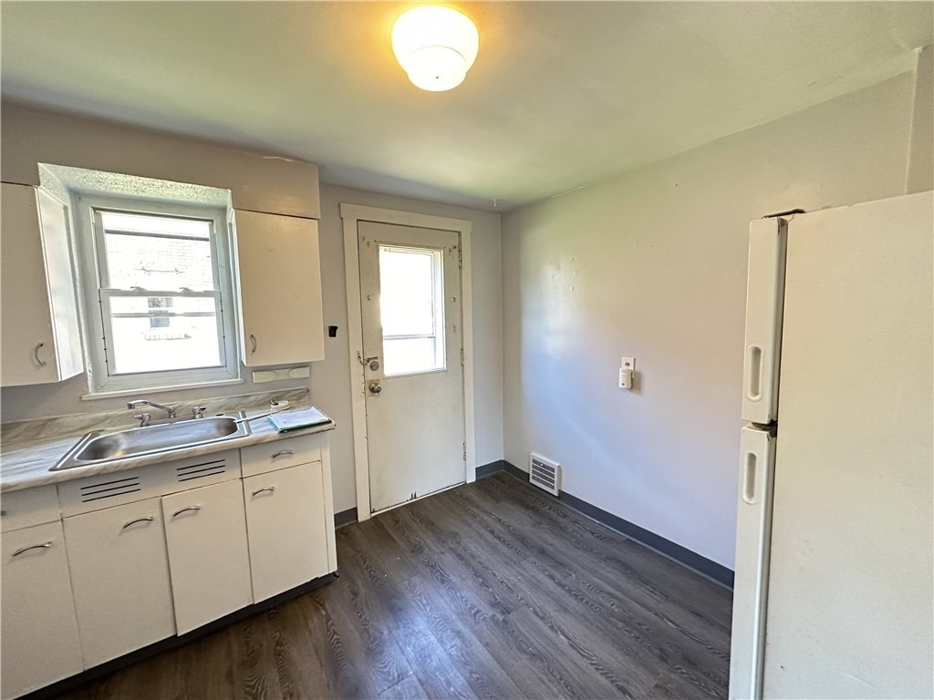 201 Elm St - Photo 5