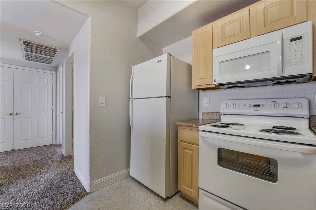 8000 Badura Avenue - Photo 9
