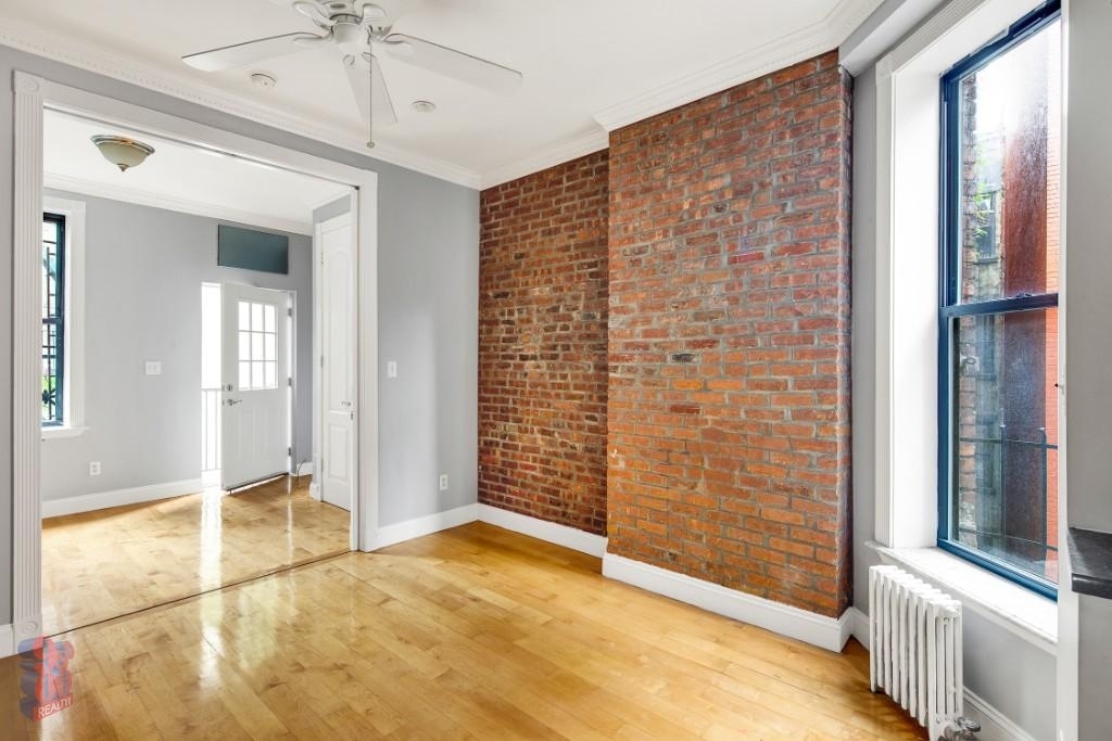 Mott Street - Photo 1