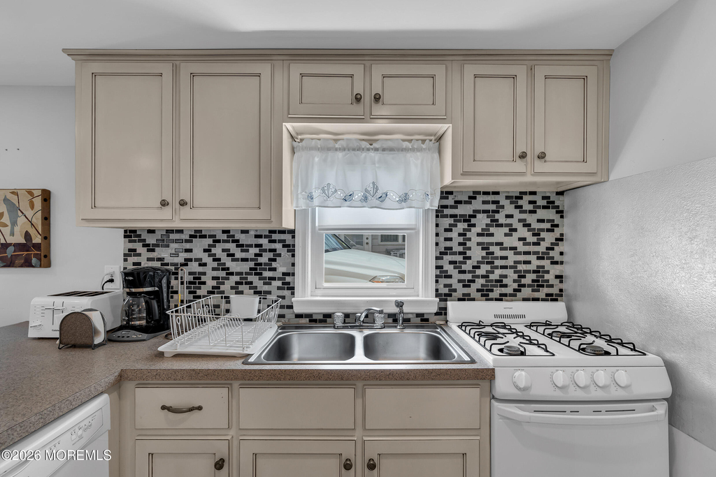21 E Bay Way - Photo 4