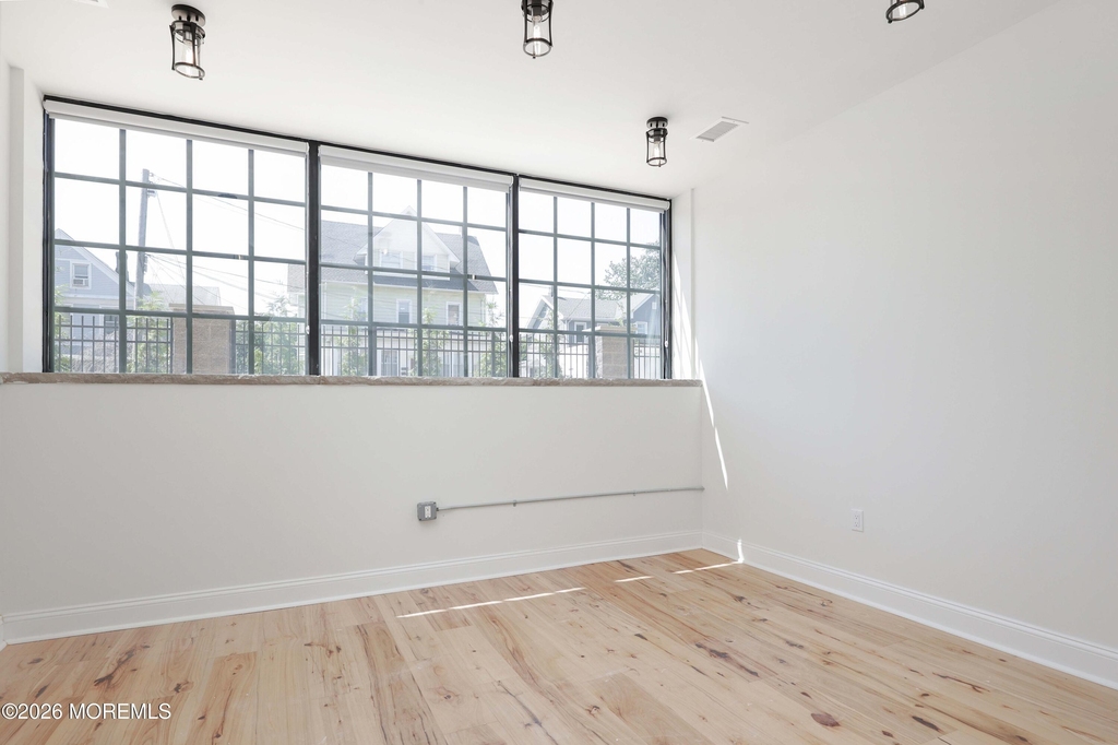 179 Chelsea Avenue - Photo 2
