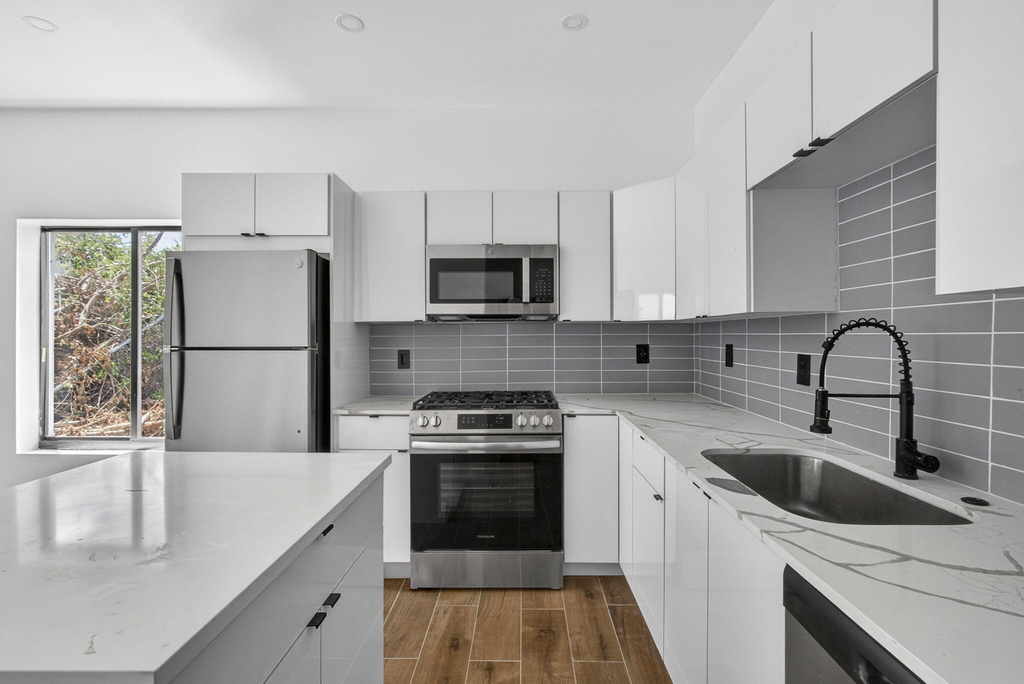 324 20th Street - Photo 0