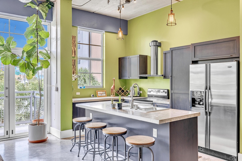425 N Andrews Avenue - Photo 1