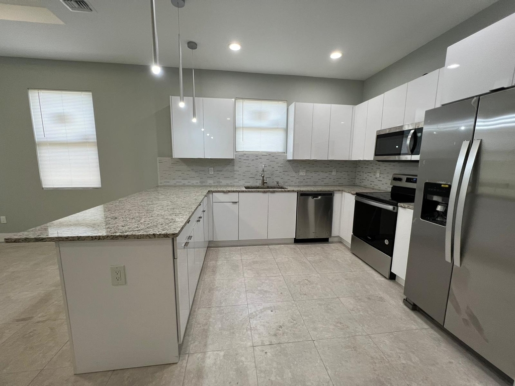 227 N E Street - Photo 3