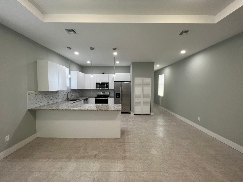 227 N E Street - Photo 5