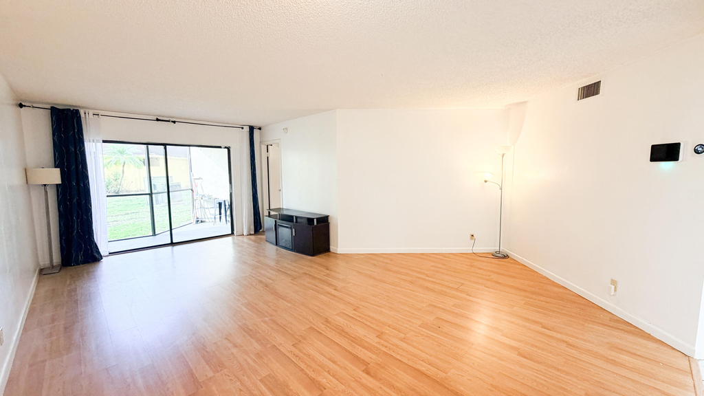 6475 W Oakland Park Boulevard - Photo 1