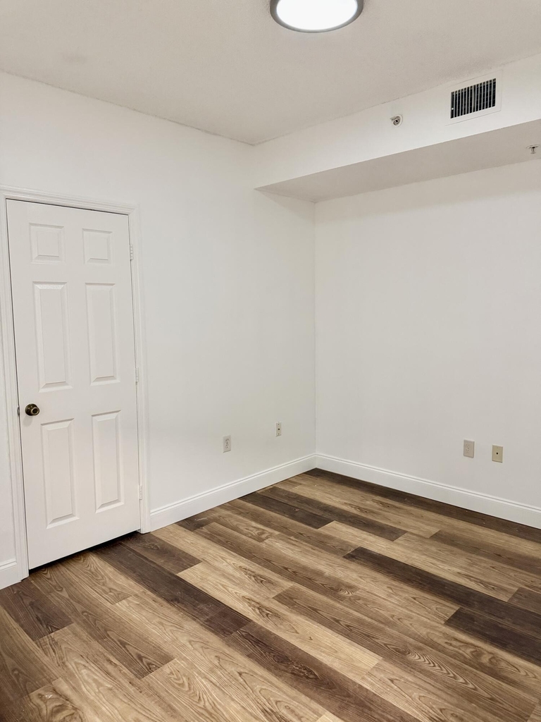 2080 Greenview Shores Boulevard - Photo 10