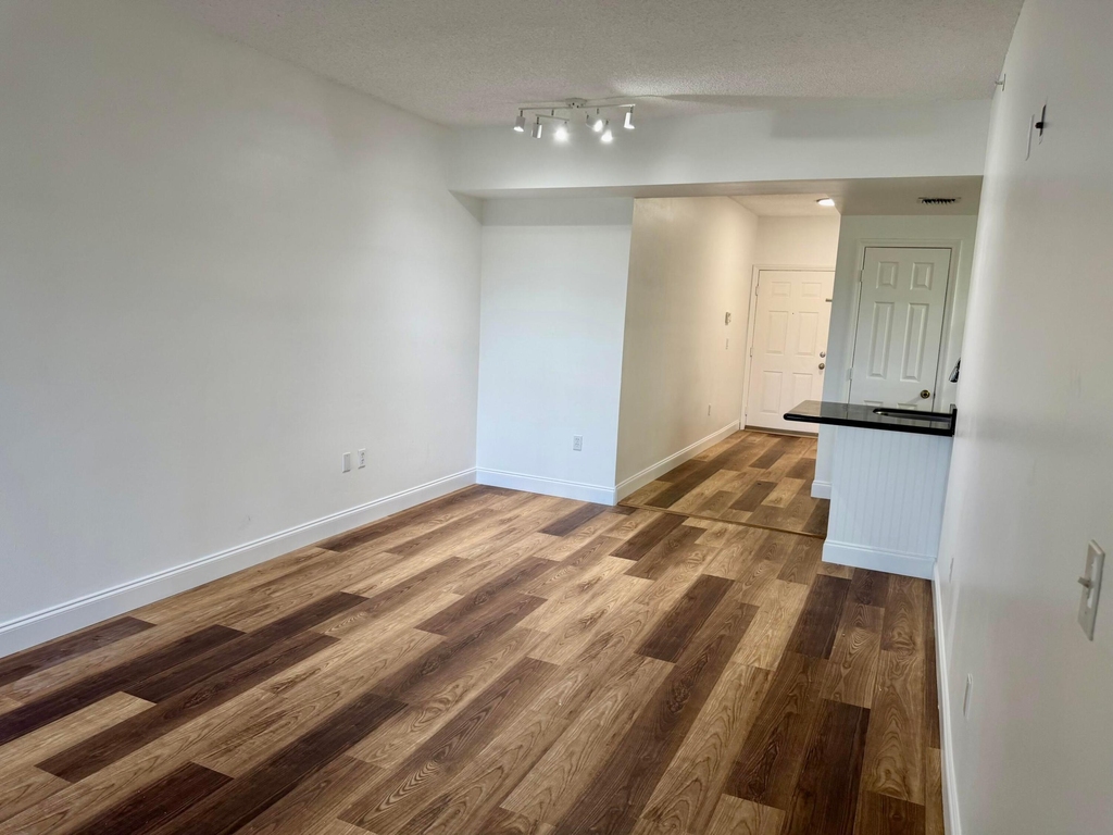 2080 Greenview Shores Boulevard - Photo 6