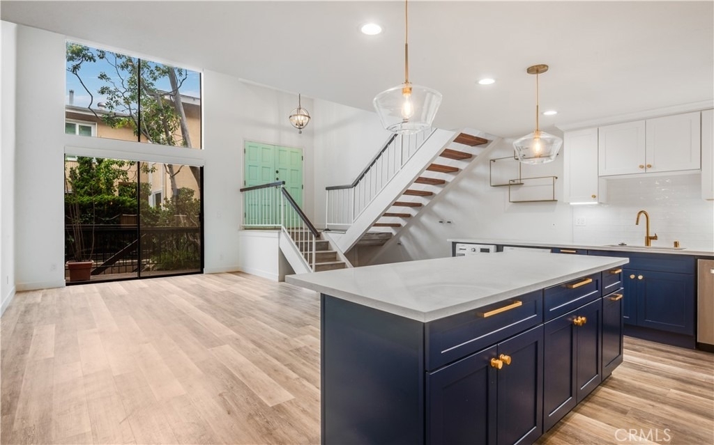984 Granville - Photo 0