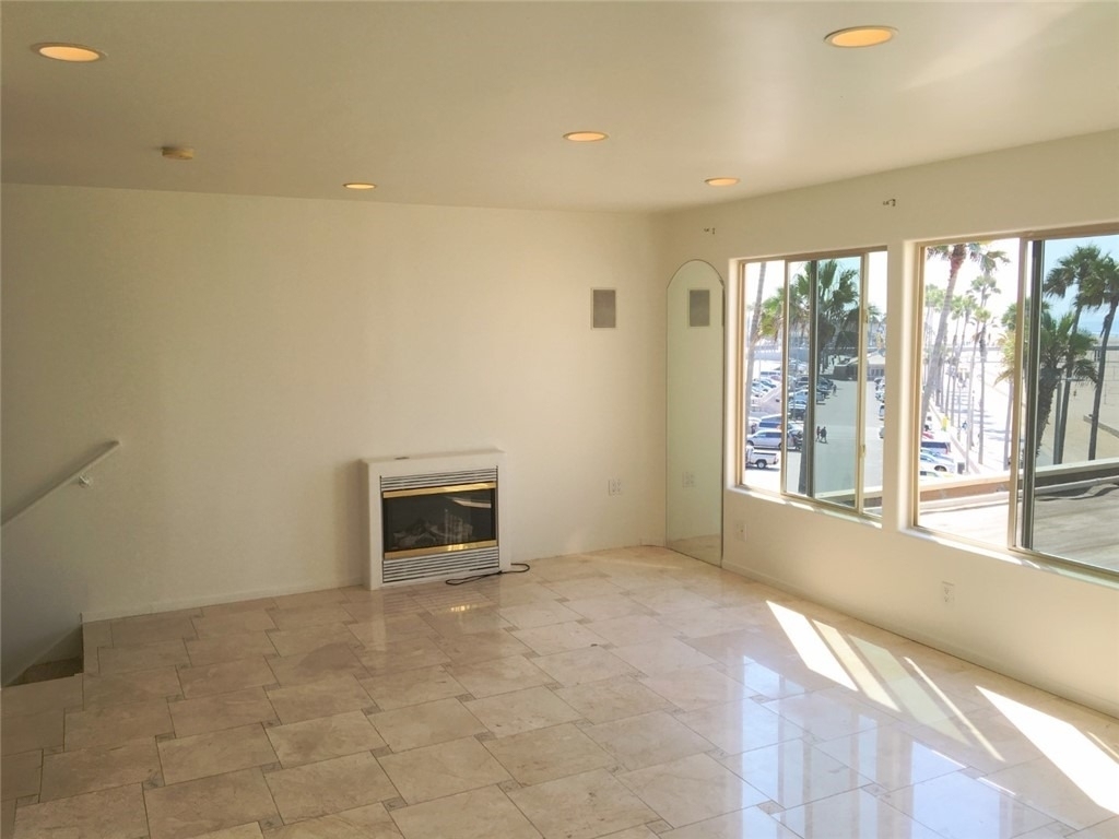 711 Pacific Coast Highway - Photo 2