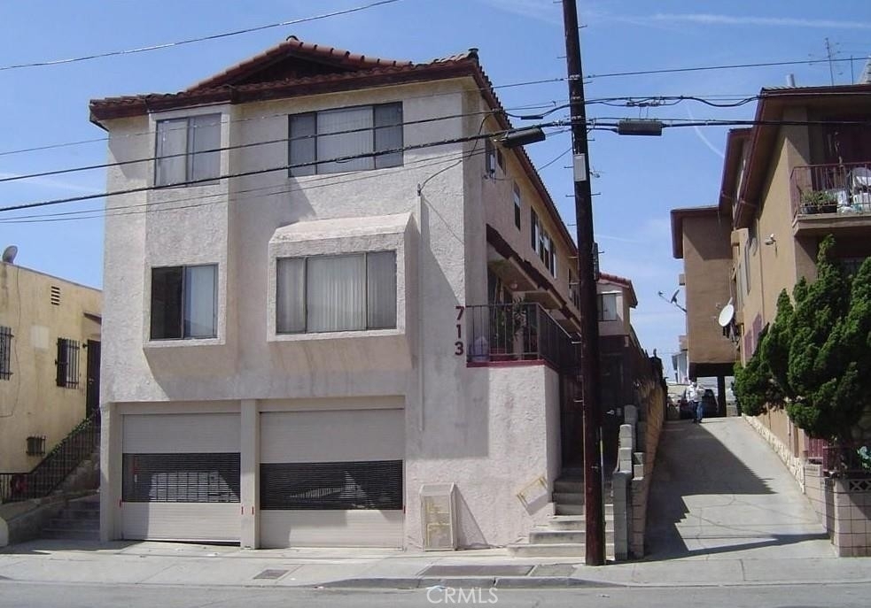713 N Grand - Photo 0