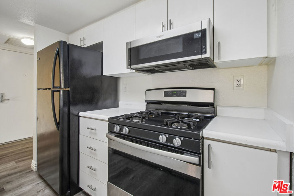 870 Crenshaw Boulevard - Photo 4