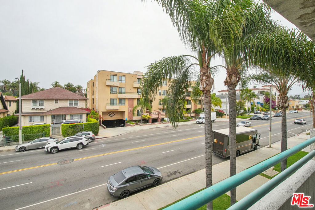 870 Crenshaw Boulevard - Photo 2