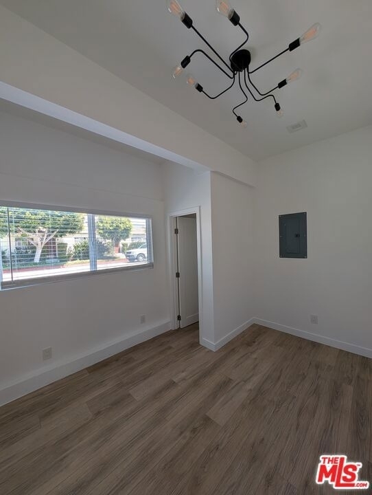 2626 Cloverfield Boulevard - Photo 2